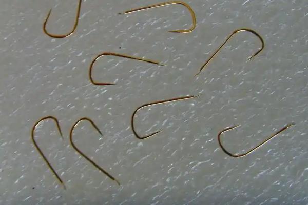 鱼钩的种类，常见的有袖钩、伊势尼钩、伊豆钩等