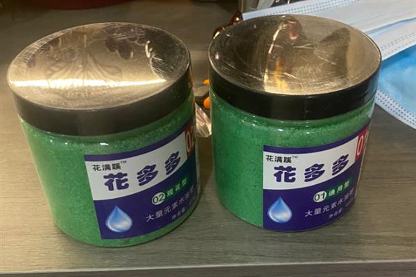 磷酸二氢钾和花多多2号的效果对比，后者含有齐全的养分使用效果更佳