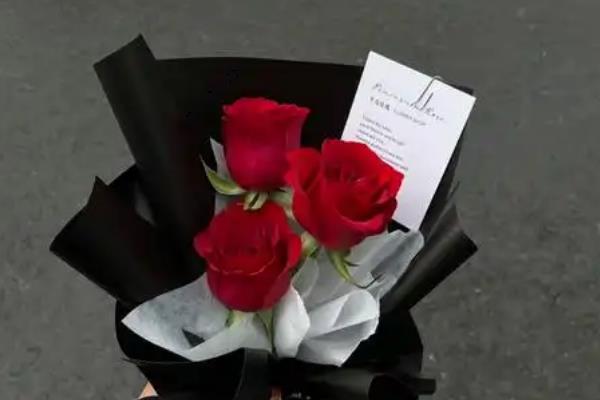 三支红色玫瑰花的含义，代表我爱你的意思