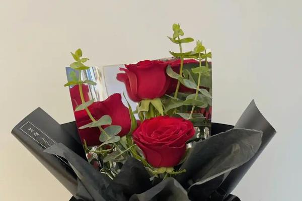 三支红色玫瑰花的含义，代表我爱你的意思