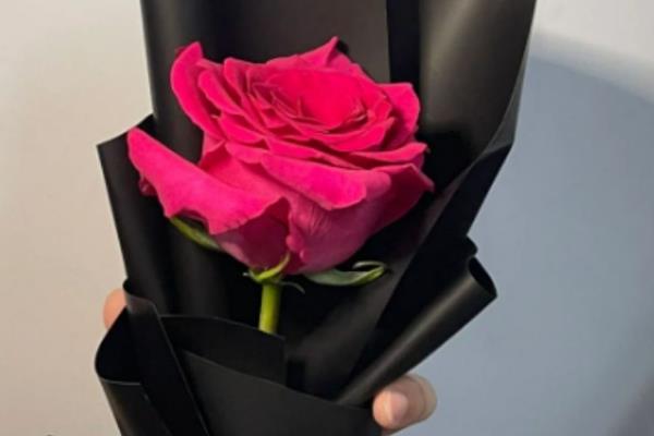三支红色玫瑰花的含义，代表我爱你的意思