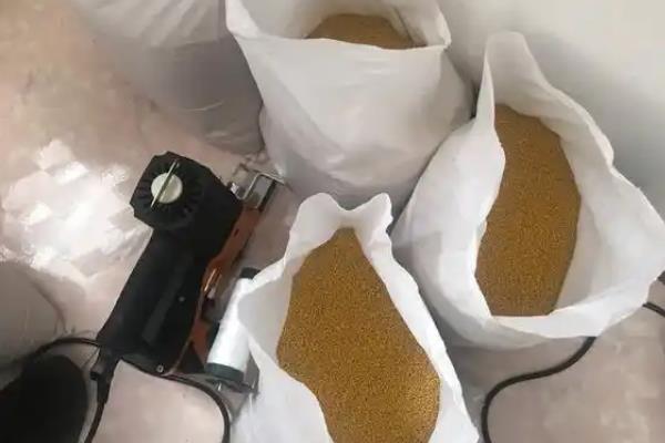 粮食贮藏的注意事项，贮粮前应对各种器具进行清洗曝晒