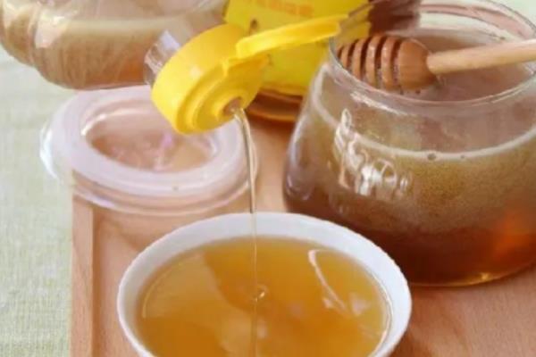 紫云英、椴树和洋槐蜂蜜的区别，蜜源、色泽、口感等有所不同