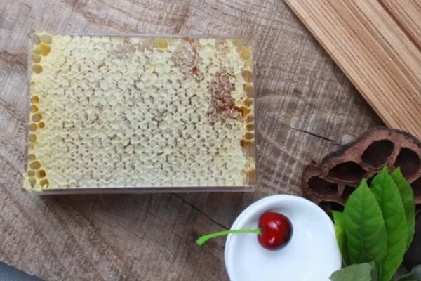 蜂巢蜜的简介,是成熟并已封上蜡盖的蜜脾