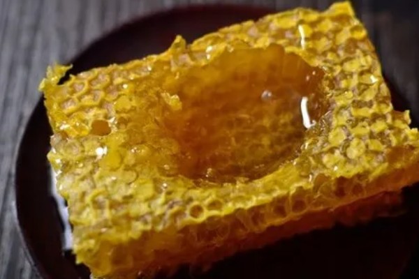 蜂巢蜜的简介,是成熟并已封上蜡盖的蜜脾