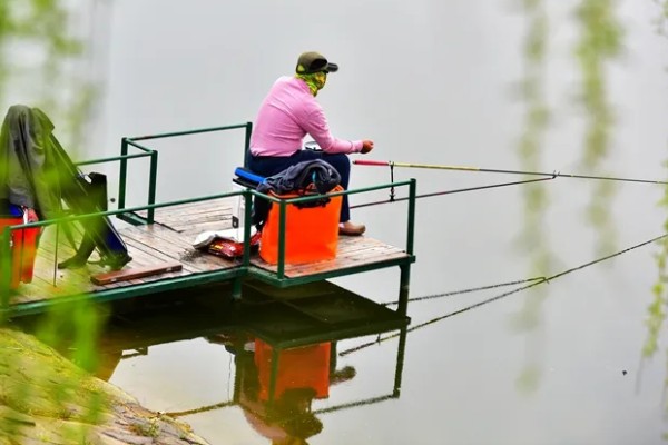 春天是钓深水还是浅水,需根据温度和鱼情决定