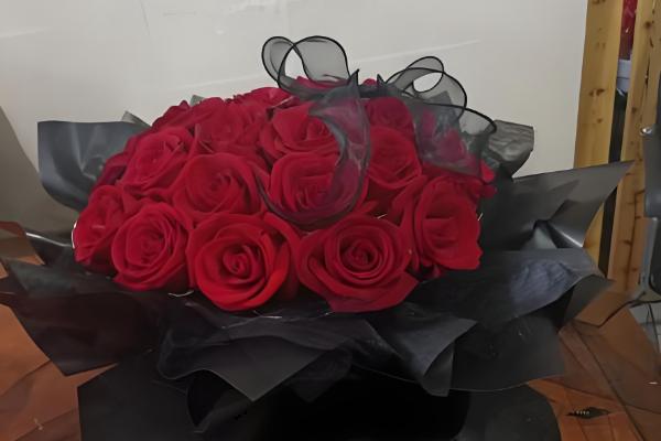 玫瑰花的花语，寓意爱情、美丽、勇敢等