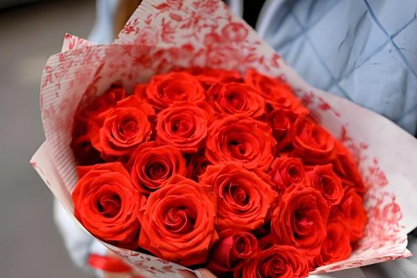 玫瑰花的花语，寓意爱情、美丽、勇敢等