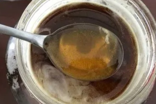 土蜂蜜是如何造假的,可能是用糖浆勾兑的