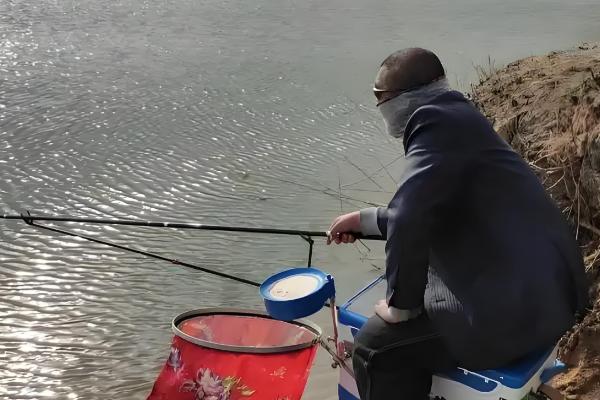 初冬能不能钓鲶鱼，适合在中午前后垂钓