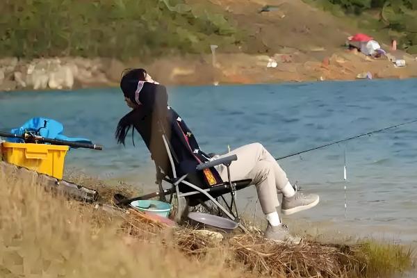 初冬能不能钓鲶鱼，适合在中午前后垂钓