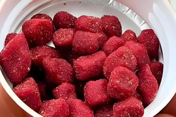 怎么用七星漂逗钓鲤鱼，轻轻将饵料稍微提起来再放下去