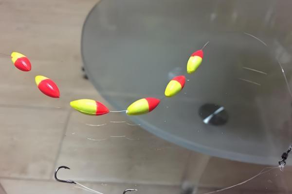 怎么用七星漂逗钓鲤鱼，轻轻将饵料稍微提起来再放下去