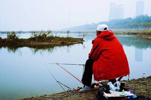 初春钓鱼在深水还是浅水，一般在深水中作钓