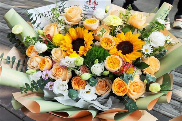 向日葵香槟玫瑰花束的寓意，寓意美好爱情、温暖温馨等