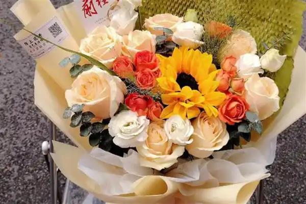 向日葵香槟玫瑰花束的寓意，寓意美好爱情、温暖温馨等