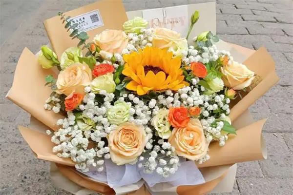 向日葵香槟玫瑰花束的寓意，寓意美好爱情、温暖温馨等