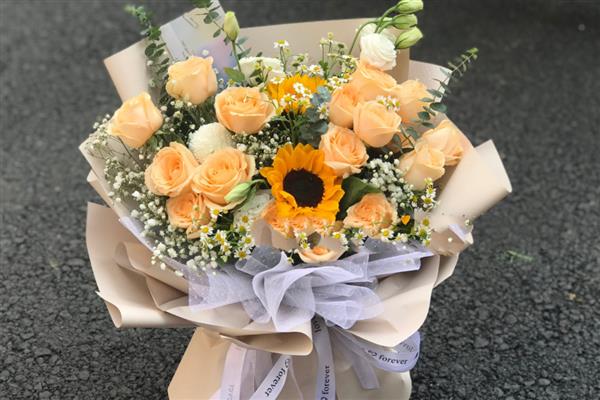 向日葵香槟玫瑰花束的寓意，寓意美好爱情、温暖温馨等