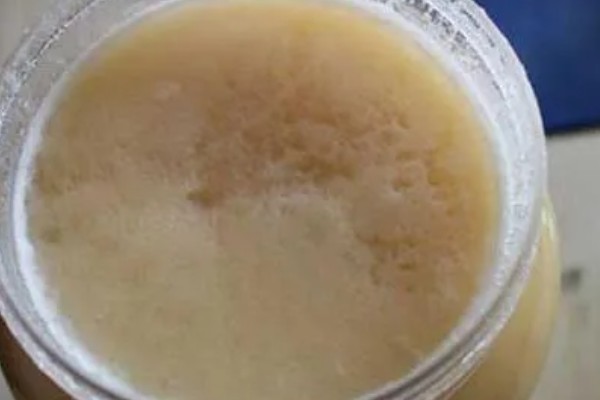 假蜂蜜怎么做出来的，最简单的就是蜂蜜中掺入水、糖浆