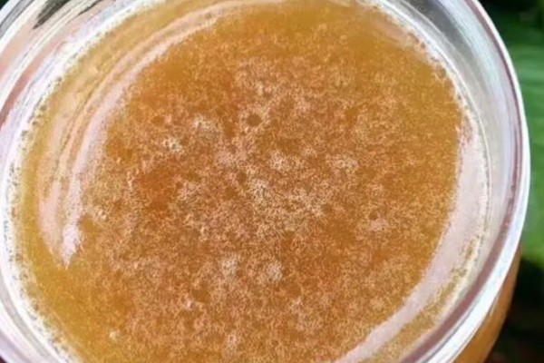 假蜂蜜怎么做出来的，最简单的就是蜂蜜中掺入水、糖浆