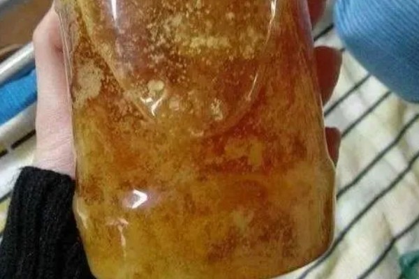 假蜂蜜怎么做出来的，最简单的就是蜂蜜中掺入水、糖浆