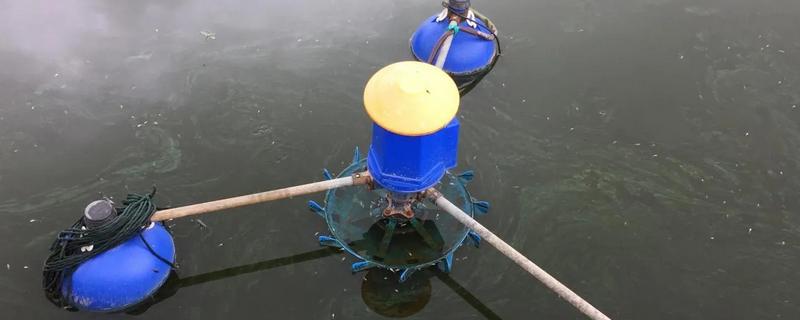 充气式增氧机的原理，空气压缩排出气泡行成水体运动