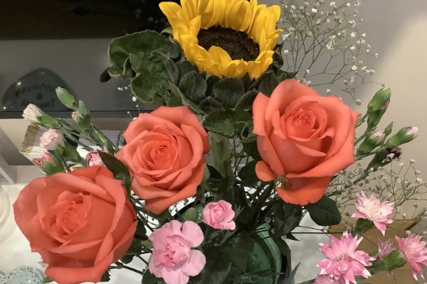 三朵玫瑰一朵向日葵的寓意，寓意温暖幸福、美好爱情等