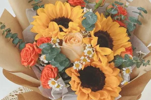 三朵玫瑰一朵向日葵的寓意，寓意温暖幸福、美好爱情等