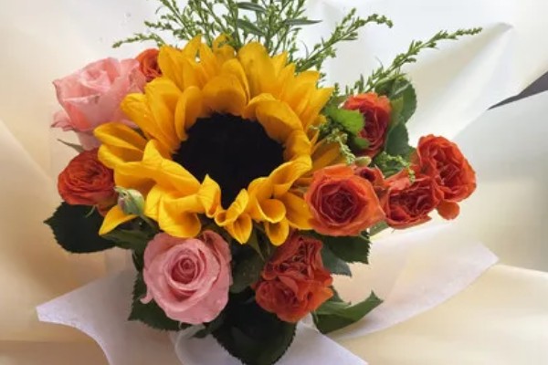 三朵玫瑰一朵向日葵的寓意，寓意温暖幸福、美好爱情等