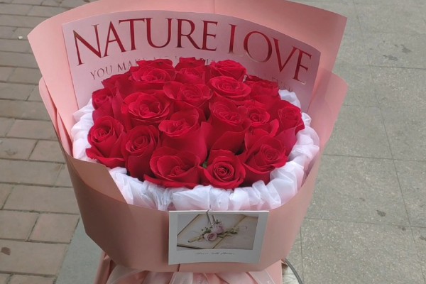 三朵玫瑰一朵向日葵的寓意，寓意温暖幸福、美好爱情等