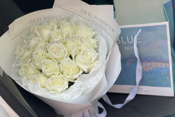 三朵玫瑰一朵向日葵的寓意，寓意温暖幸福、美好爱情等