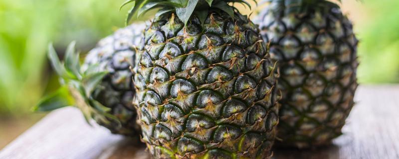菠萝的催熟方法，与成熟的水果放在一起即可