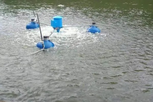 充气式增氧机的原理，空气压缩排出气泡行成水体运动