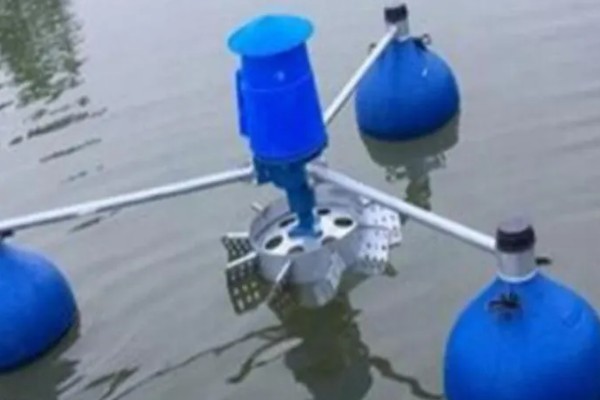 充气式增氧机的原理，空气压缩排出气泡行成水体运动