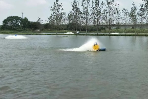 充气式增氧机的原理，空气压缩排出气泡行成水体运动