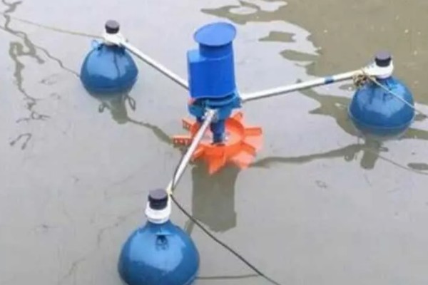 充气式增氧机的原理，空气压缩排出气泡行成水体运动