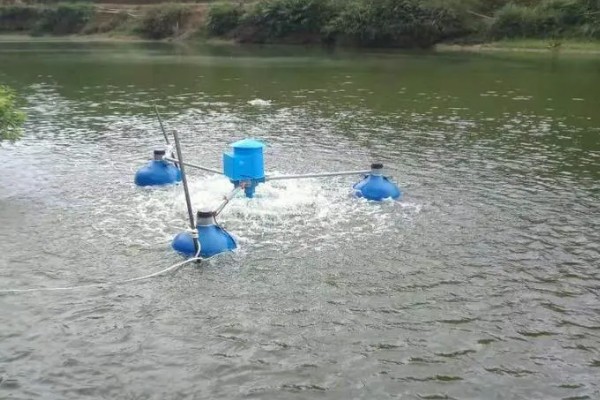 充气式增氧机的原理，空气压缩排出气泡行成水体运动