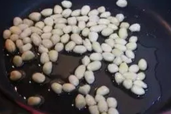 捕黄鳝饵料配方,主要有以下2种配方