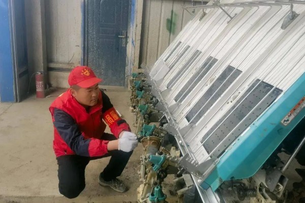 洋马6行插秧机耕作时怎么转弯,接近田埂时减速后退再转动方向盘