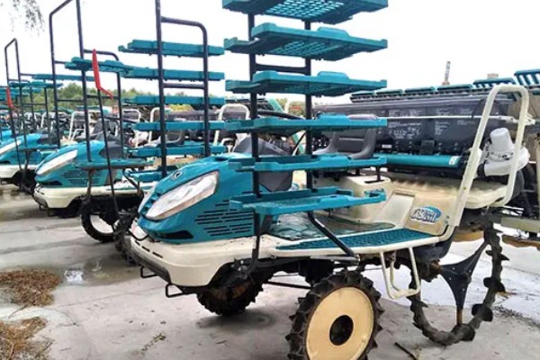 洋马6行插秧机耕作时怎么转弯,接近田埂时减速后退再转动方向盘