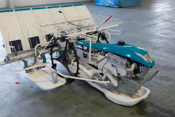 洋马6行插秧机耕作时怎么转弯,接近田埂时减速后退再转动方向盘