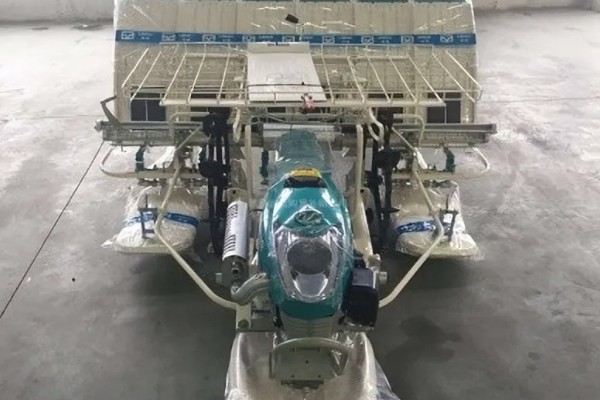 洋马6行插秧机耕作时怎么转弯,接近田埂时减速后退再转动方向盘