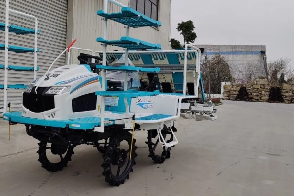 洋马6行插秧机耕作时怎么转弯,接近田埂时减速后退再转动方向盘