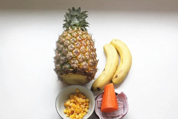 菠萝的催熟方法，与成熟的水果放在一起即可