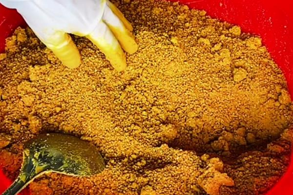 用花粉喂蜜蜂的方法,与糖浆混匀煮开然后放凉再饲喂