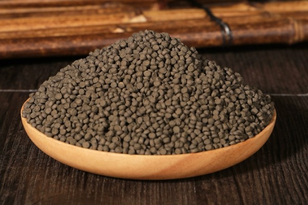 好的鱼饲料怎么辨别，可以看、闻、品和泡