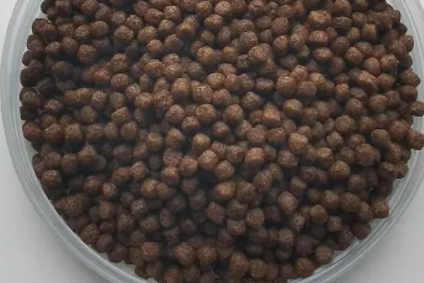 好的鱼饲料怎么辨别，可以看、闻、品和泡