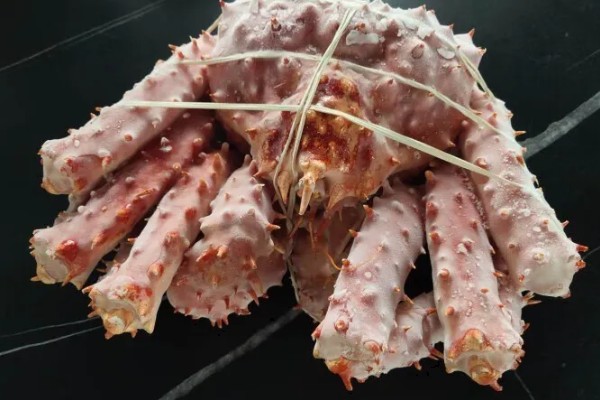 帝王蟹的挑选方法，背壳呈黑绿色有光泽代表肉质偏厚且细腻