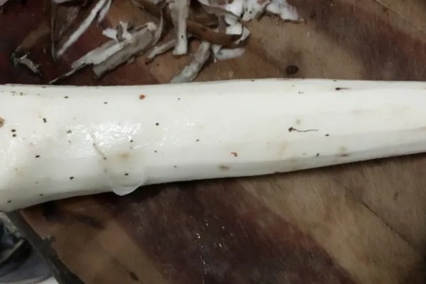 山药削皮后变黑的原因,接触空气后产生氧化反应