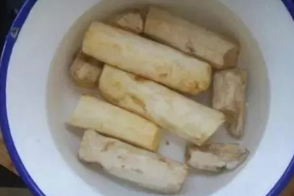 山药削皮后变黑的原因,接触空气后产生氧化反应